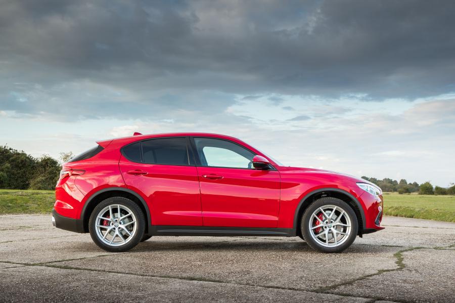  Alfa Romeo Stelvio (949) 2017 года  (UK) (фото 15 из 41)
